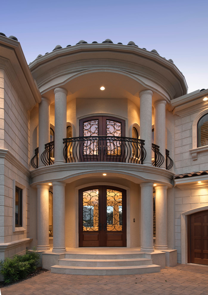 Example of a transitional entryway design in Miami