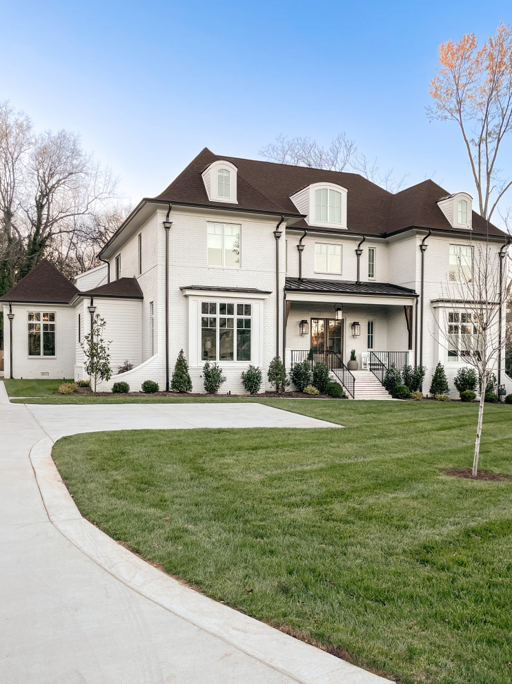 Großes, Zweistöckiges Klassisches Einfamilienhaus mit Backsteinfassade, weißer Fassadenfarbe, braunem Dach, Walmdach und Schindeldach in Nashville