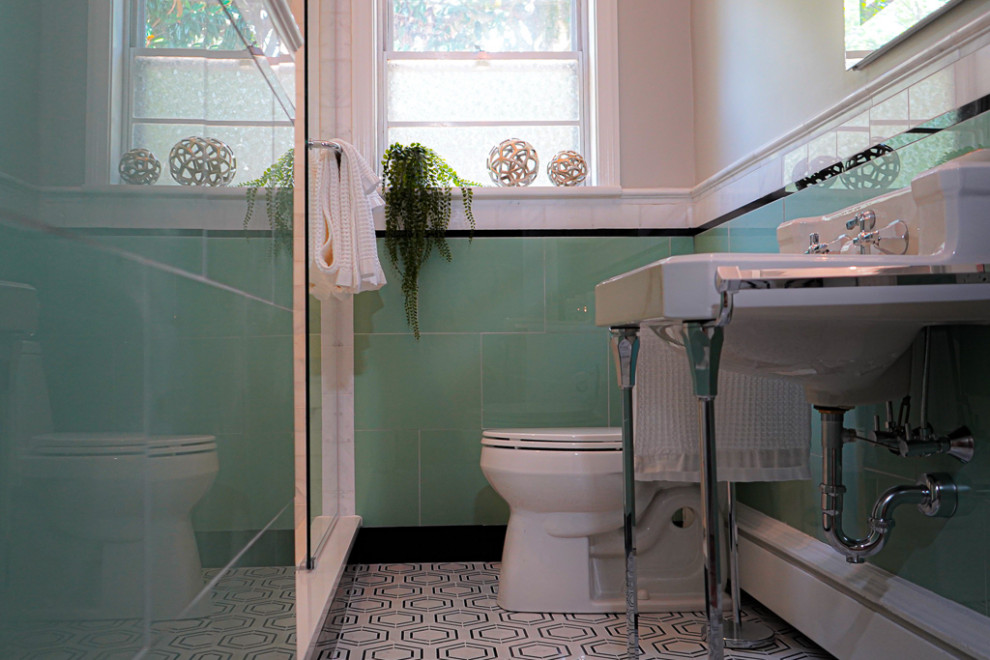 Cette image montre une douche en alcôve traditionnelle avec un mur vert, un sol en carrelage de terre cuite, un lavabo de ferme, un sol multicolore, une cabine de douche à porte coulissante et meuble simple vasque.