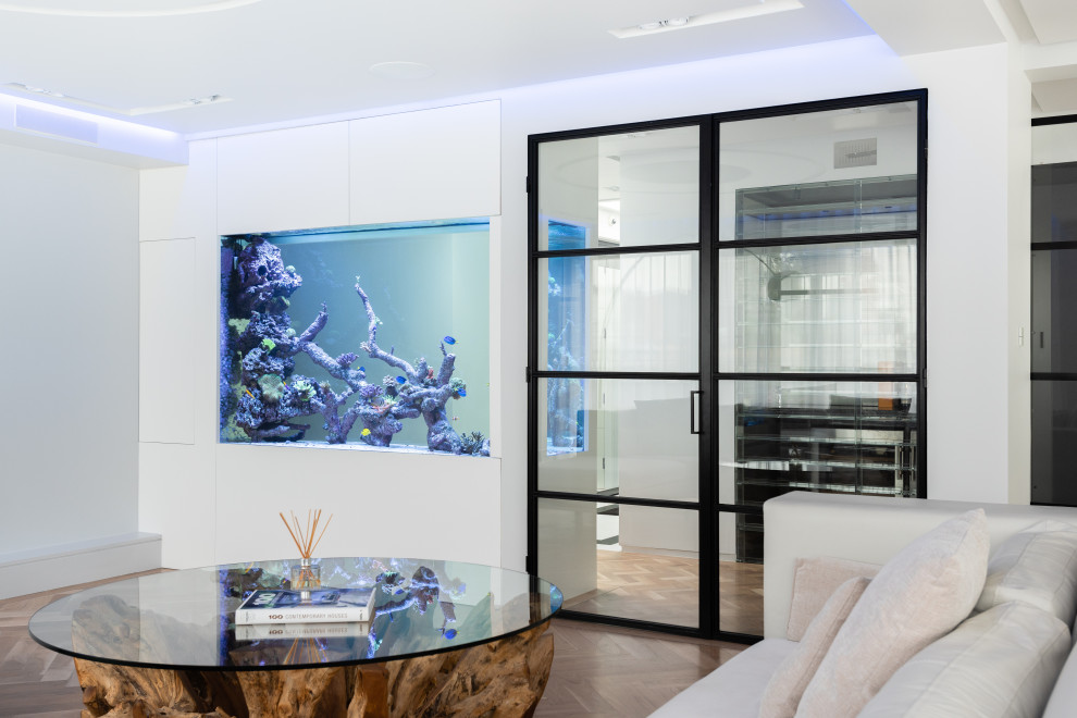 Idee per un grande soggiorno moderno con pareti bianche, pavimento in legno massello medio, pavimento marrone e soffitto ribassato