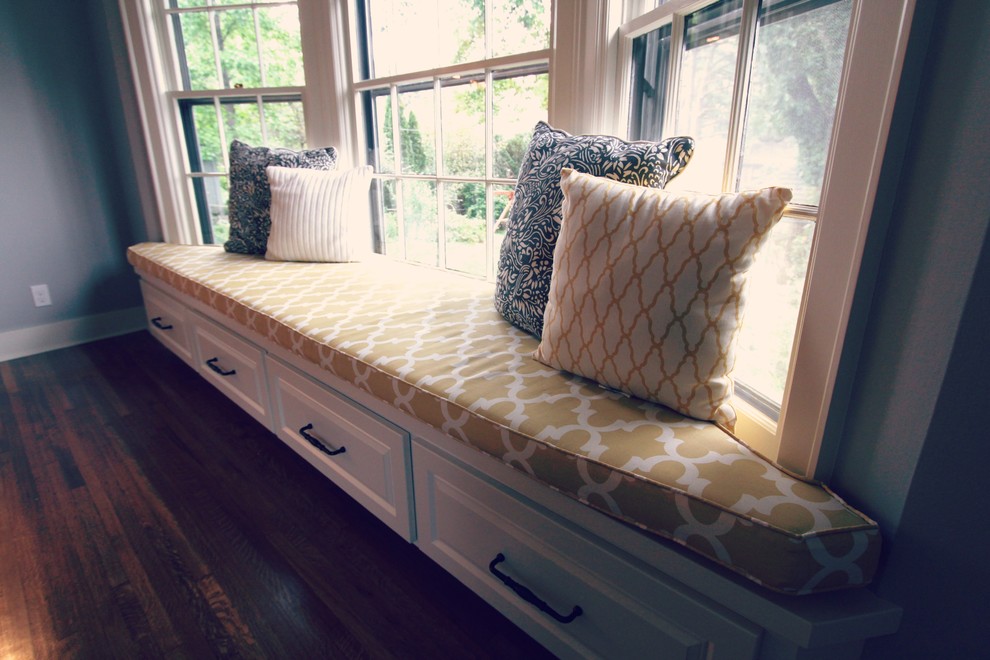 Inspiration for a mid-sized transitional u-shaped medium tone wood floor kitchen remodel in Omaha with a drop-in sink, quartzite countertops, white backsplash, subway tile backsplash, stainless steel appliances and an island