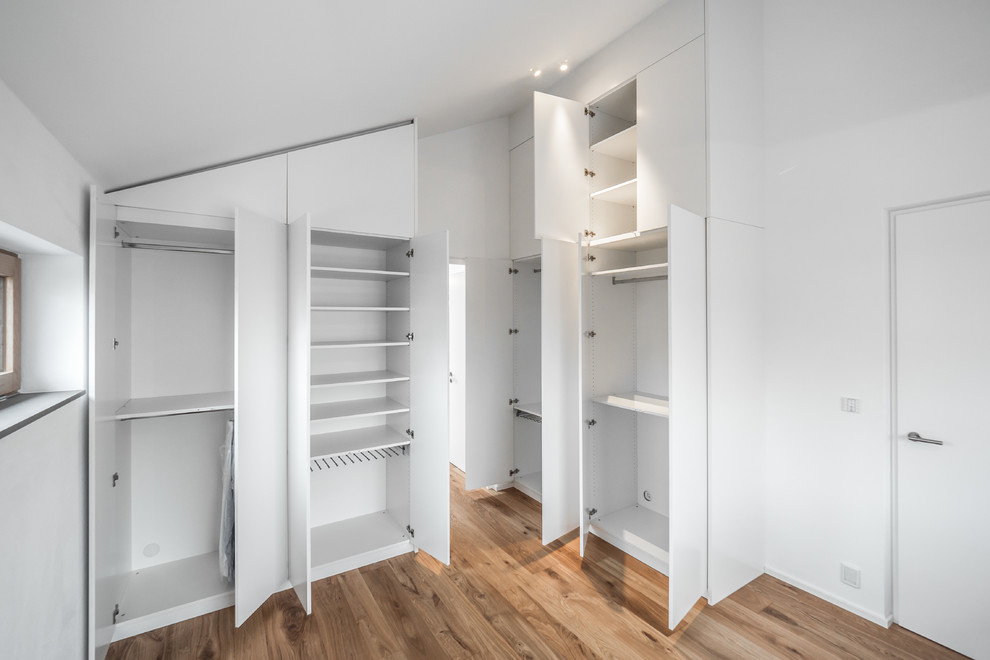 Inspiration for a contemporary storage and wardrobe in Stuttgart.