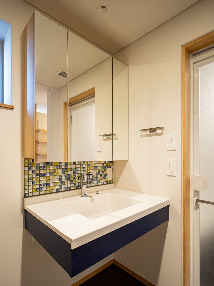 Cette image montre un WC et toilettes avec un sol en linoléum et meuble-lavabo encastré.