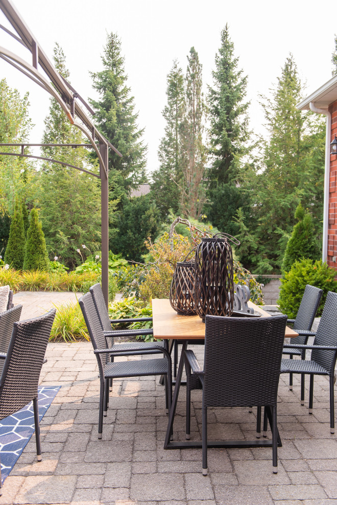 Transitional home design photo in Toronto