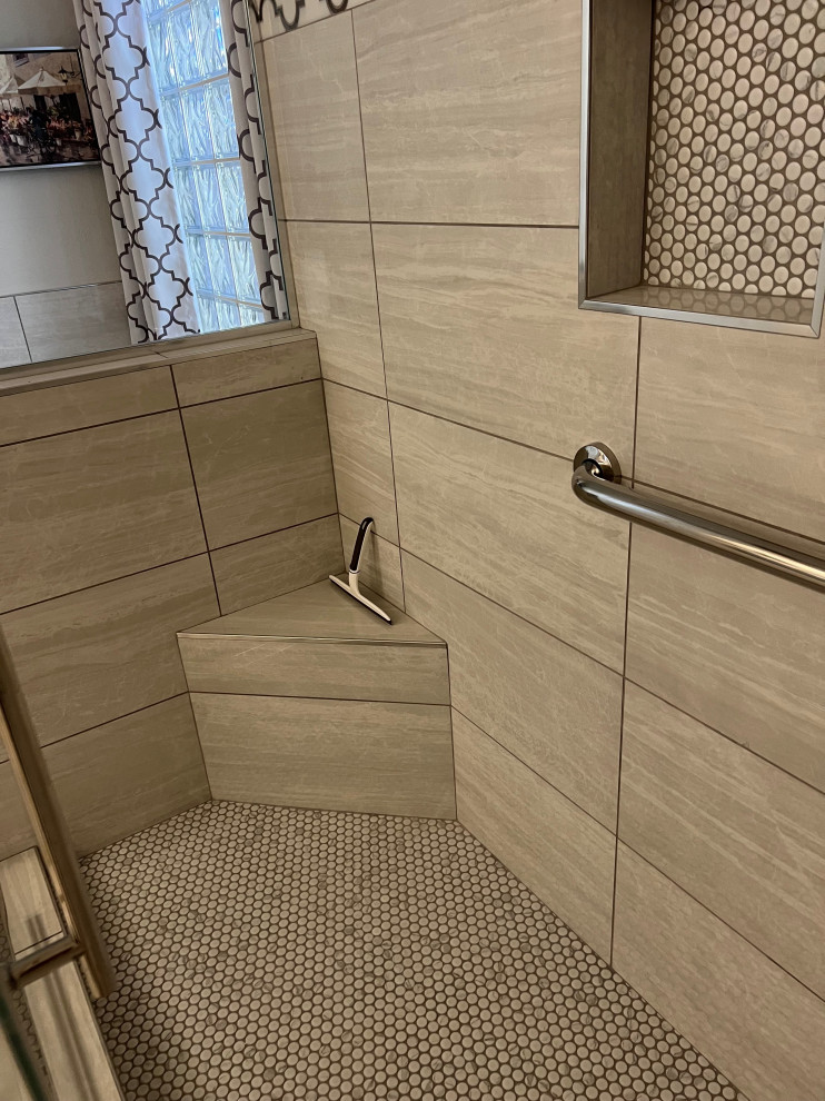 Idéer för ett stort shabby chic-inspirerat vit en-suite badrum, med grå skåp, ett badkar i en alkov, en hörndusch, porslinskakel, ett undermonterad handfat, bänkskiva i kvarts och dusch med skjutdörr
