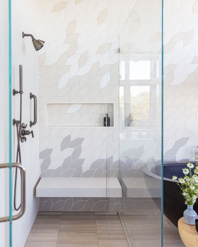 Стильный дизайн: главная ванная комната среднего размера в стиле модернизм с отдельно стоящей ванной, душем, бежевой плиткой, плиткой мозаикой, полом из плитки под дерево, бежевым полом, душем с распашными дверями и сиденьем для душа - последний тренд