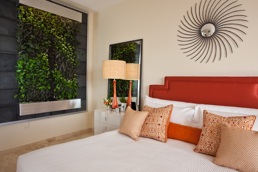 Mittelgroßes Modernes Hauptschlafzimmer ohne Kamin mit beiger Wandfarbe und Marmorboden in Miami
