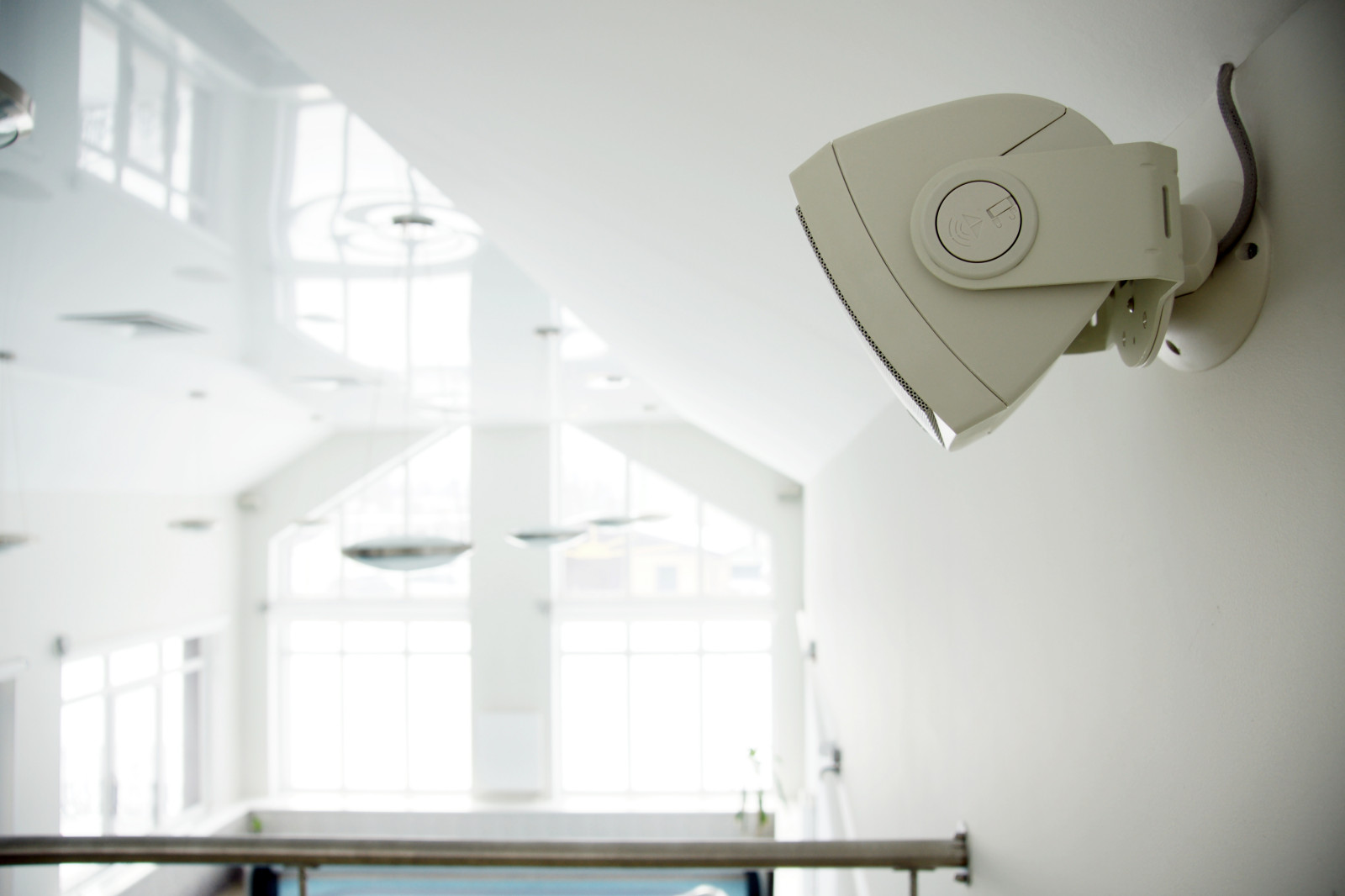 Настенная акустика в бассейне