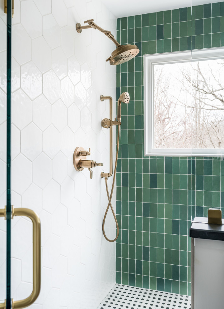 Idéer för ett mellanstort lantligt grå badrum med dusch, med luckor med infälld panel, gröna skåp, en dubbeldusch, en toalettstol med separat cisternkåpa, grön kakel, perrakottakakel, blå väggar, klinkergolv i keramik, ett undermonterad handfat, marmorbänkskiva, grått golv och dusch med gångjärnsdörr
