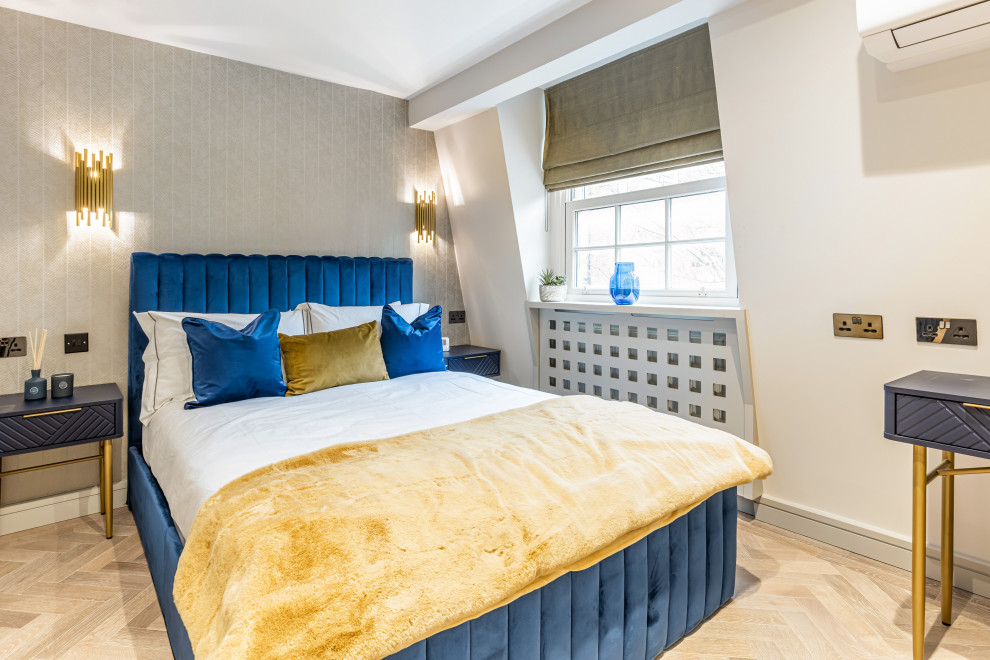 На фото: гостевая спальня среднего размера, (комната для гостей) на мансарде в современном стиле с синими стенами, деревянным полом, многоуровневым потолком и обоями на стенах с