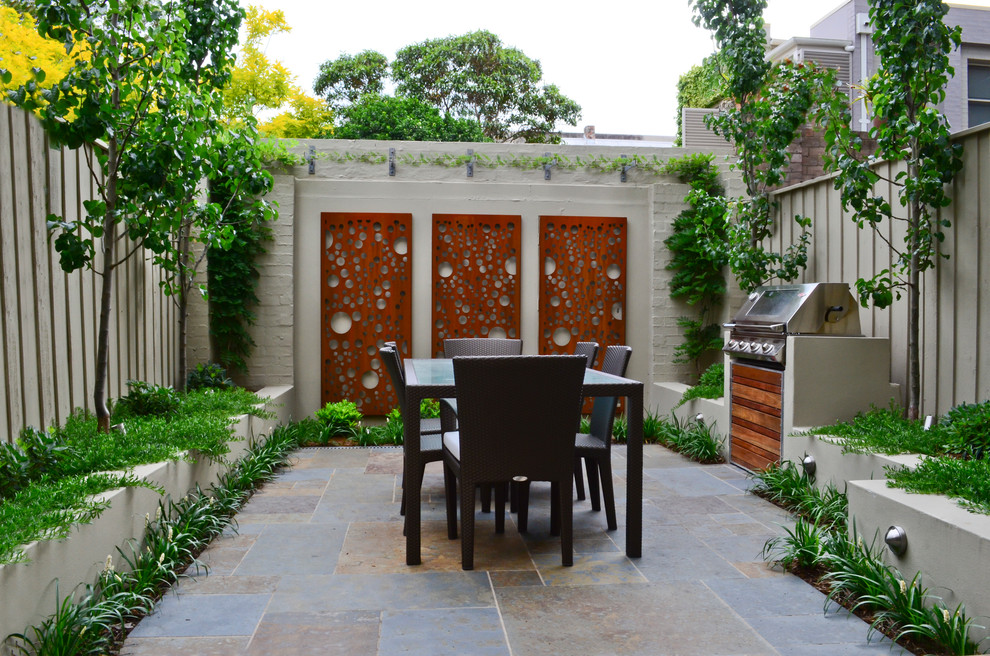 Design ideas for a contemporary courtyard patio in Sydney.