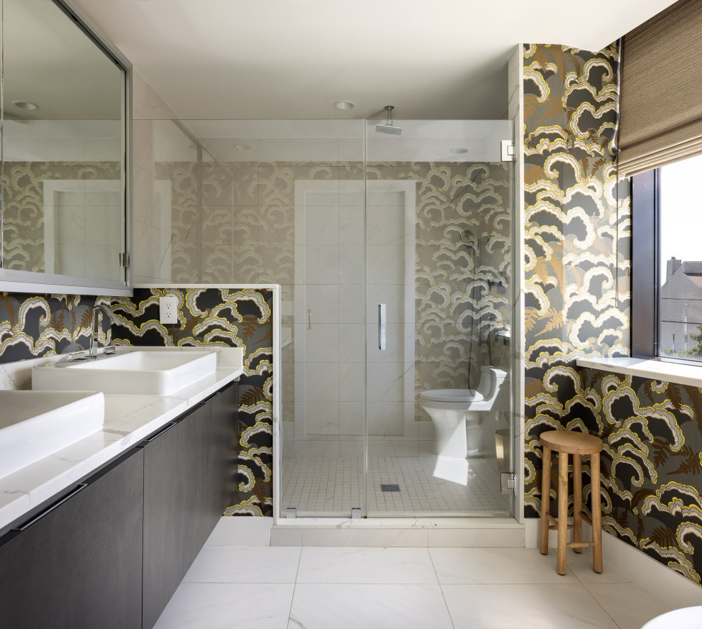 Стильный дизайн: главная ванная комната в современном стиле с тумбой под две раковины, подвесной тумбой и обоями на стенах - последний тренд