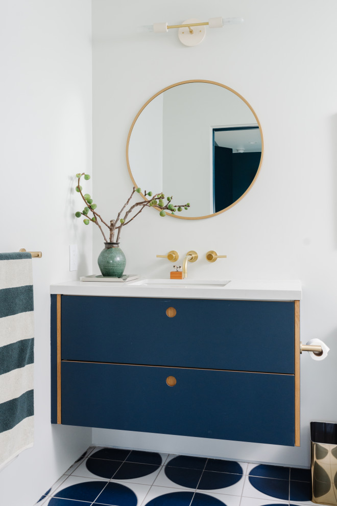 На фото: ванная комната среднего размера в современном стиле с разноцветной плиткой, стеклянной плиткой, полом из керамической плитки и синим полом с