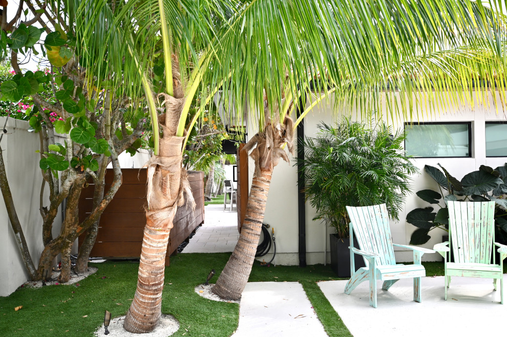Immagine di un privacy in giardino tropicale esposto a mezz'ombra di medie dimensioni e nel cortile laterale in estate con pavimentazioni in pietra naturale e recinzione in legno