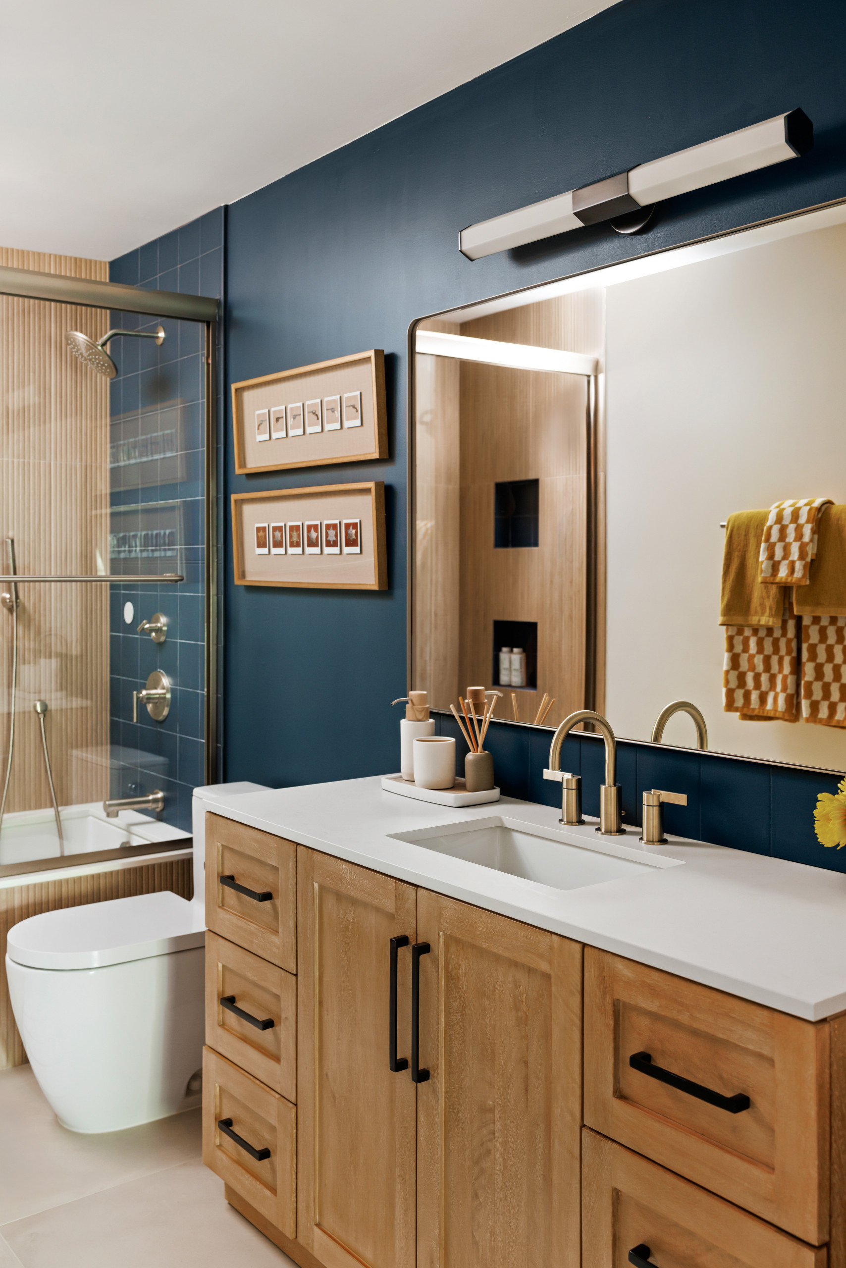 5 Stylish New Bathrooms With a Shower-Tub Combo, image size:1708x2560
