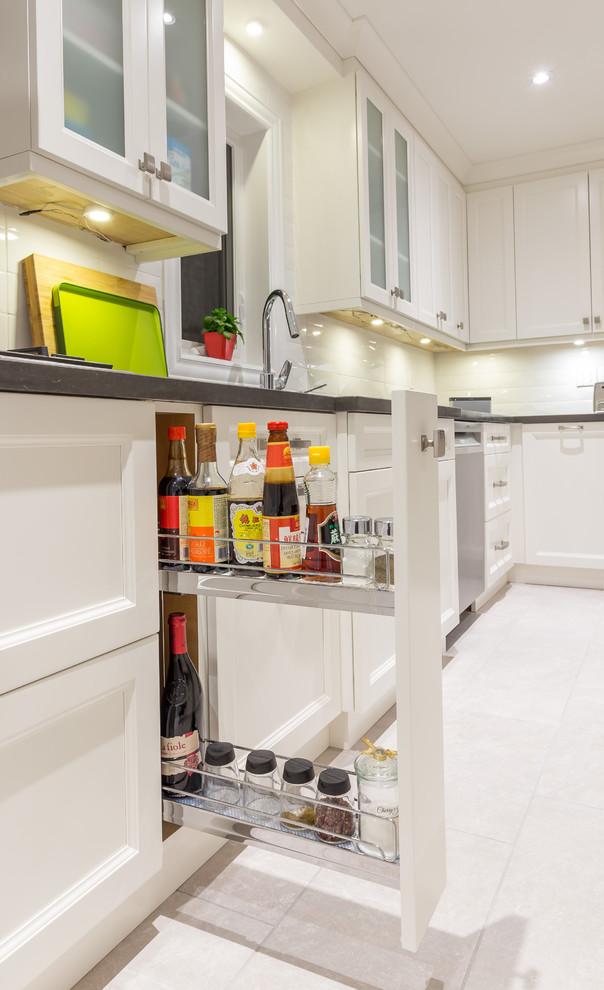 Kitchen - transitional kitchen idea in Toronto