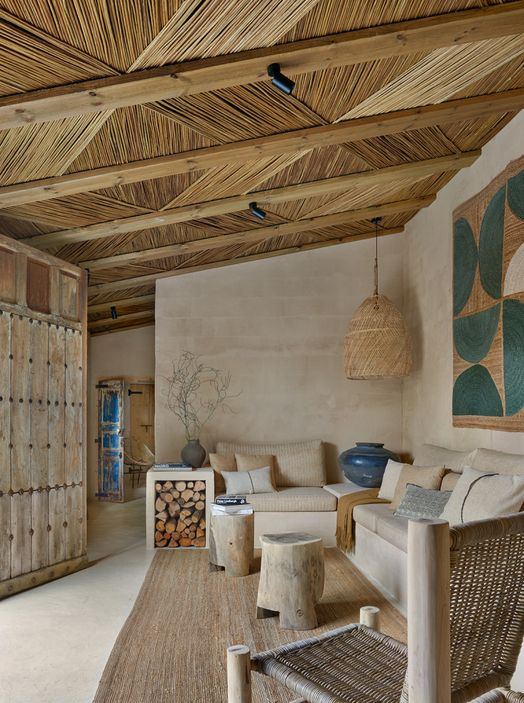 На фото: гостиная комната в морском стиле с ковром на полу