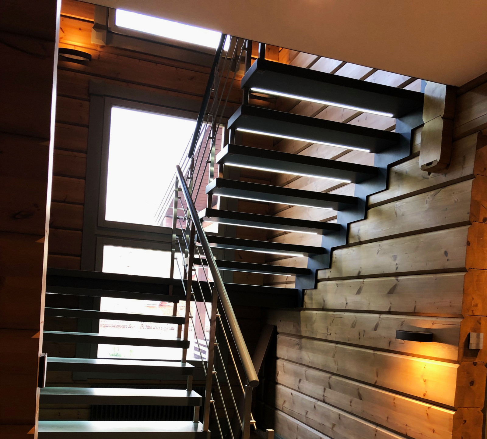 Лестница на больцах с латунным ограждением