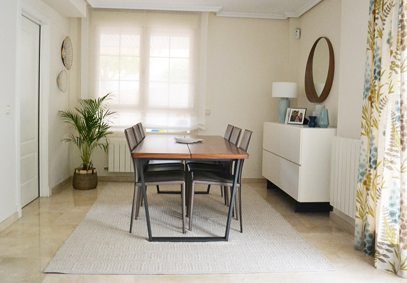 Esempio di un soggiorno minimal di medie dimensioni e chiuso con pareti beige, pavimento in pietra calcarea e pavimento beige