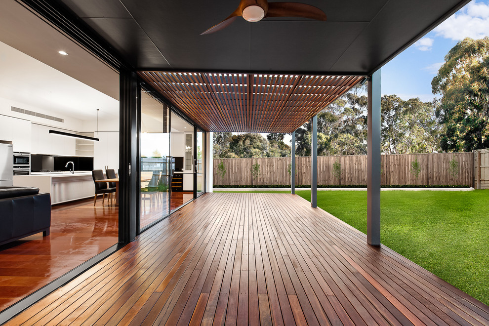 Inspiration for a contemporary backyard deck in Melbourne.