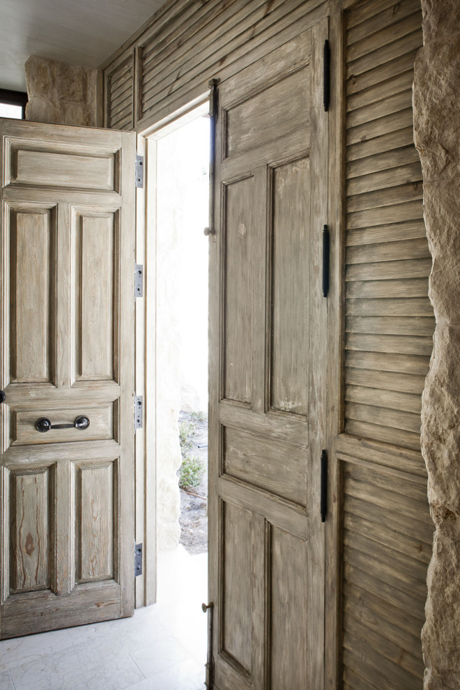 Imagen de entrada clásica renovada con puerta doble y puerta de madera clara