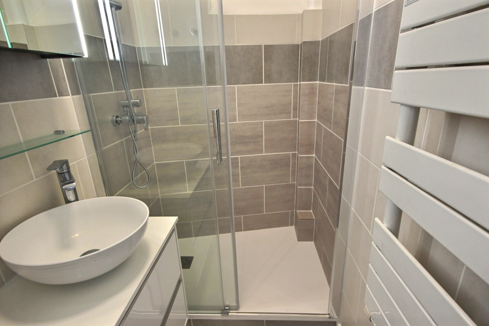 Inspiration för små moderna vitt badrum med dusch, med vita skåp, en kantlös dusch, beige kakel, keramikplattor, beige väggar, cementgolv, ett fristående handfat, laminatbänkskiva, beiget golv och dusch med skjutdörr