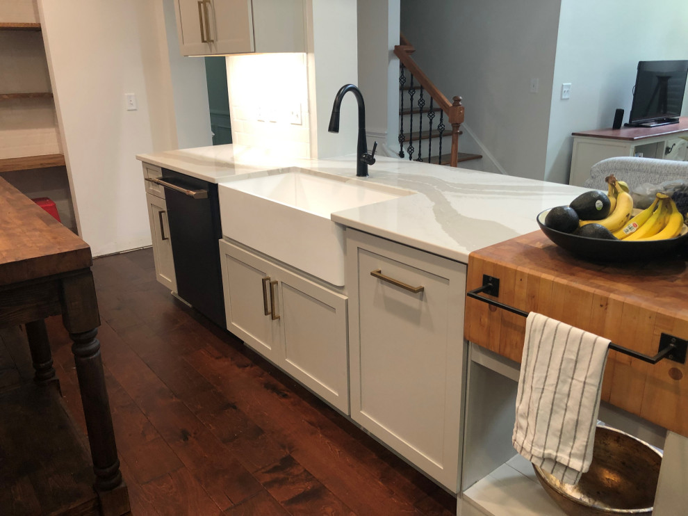 Eat-in kitchen - mid-sized transitional eat-in kitchen idea in Charleston