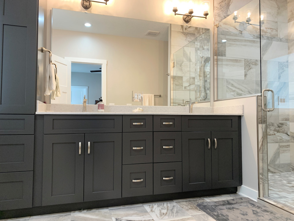 Diseño de cuarto de baño principal, doble y a medida clásico renovado grande con armarios con paneles lisos, puertas de armario grises, baldosas y/o azulejos de cerámica y lavabo integrado