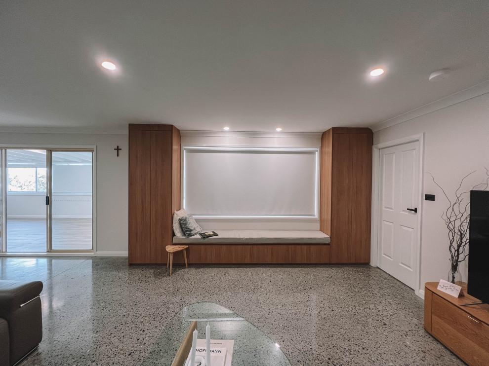 Idee per un soggiorno nordico di medie dimensioni e aperto con pareti bianche, pavimento in cemento, TV autoportante, pavimento grigio, soffitto in legno e pareti in legno