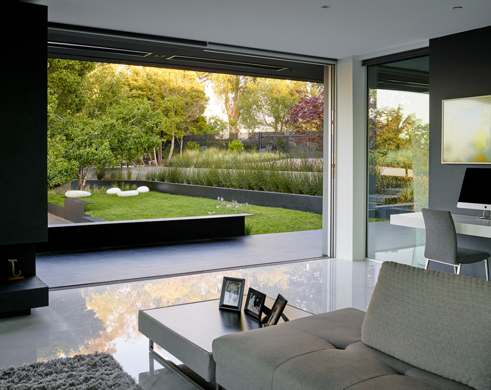 Ispirazione per un ampio patio o portico moderno dietro casa con un giardino in vaso e lastre di cemento