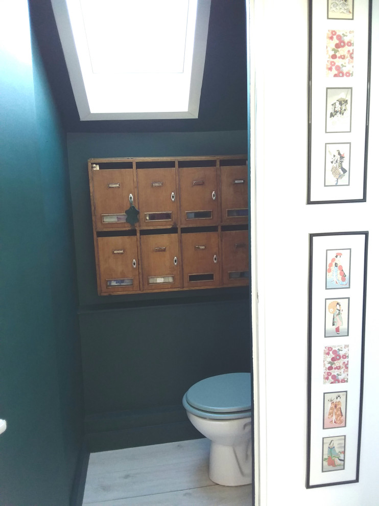 Idéer för ett litet modernt toalett, med gröna väggar, vinylgolv och grått golv