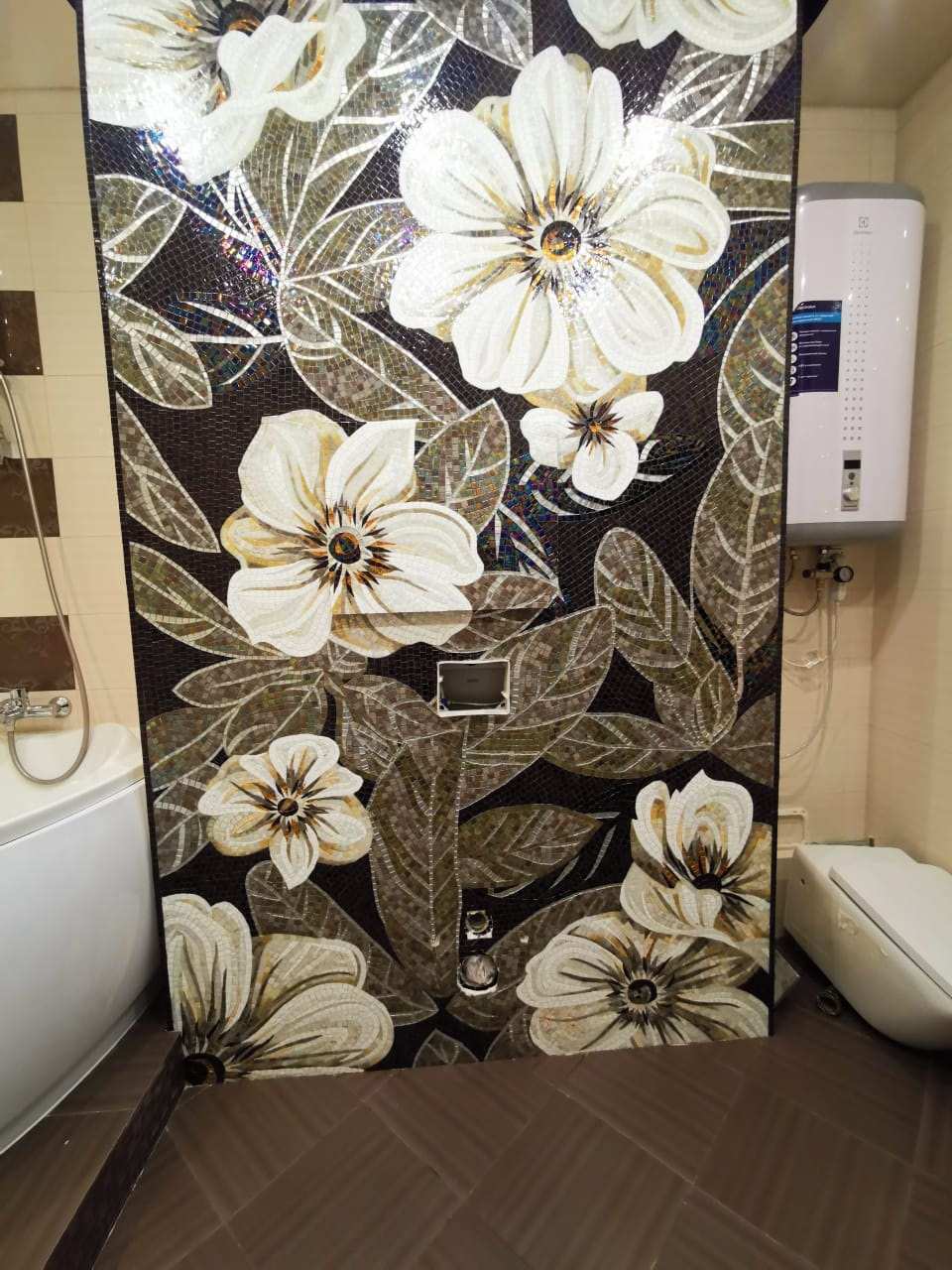 Панно Sicis "FLO 8BE", 1610х2730 мм. в ванной комнате.