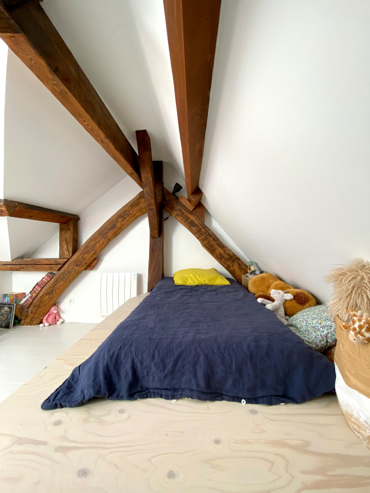 Inspiration för mellanstora minimalistiska sovloft, med vita väggar, målat trägolv och vitt golv