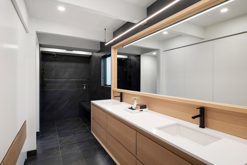 Idee per una stanza da bagno moderna con piastrelle nere, piastrelle in ardesia, top in quarzite, top bianco e due lavabi