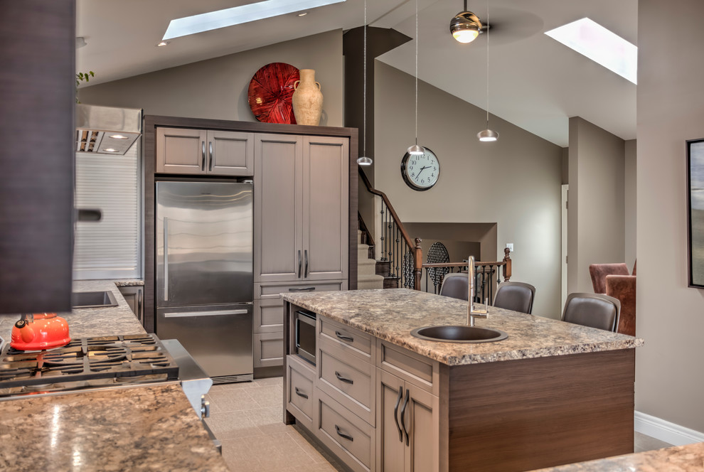 Kitchen - transitional kitchen idea in Toronto