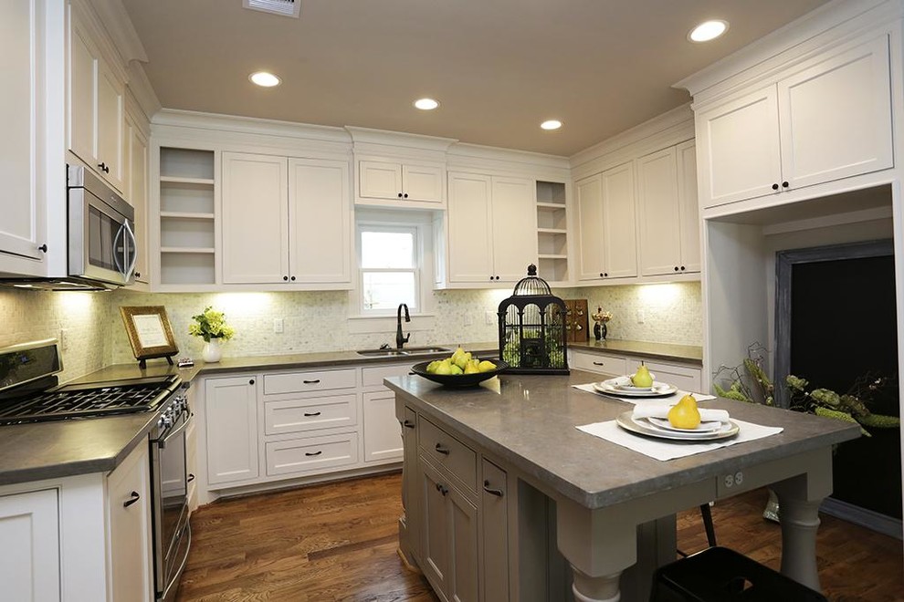 Inspiration for a mid-sized arts and crafts u-shaped open plan kitchen in Denver with an undermount sink, shaker cabinets, white cabinets, limestone benchtops, white splashback, stone tile splashback, stainless steel appliances, medium hardwood floors and with island.