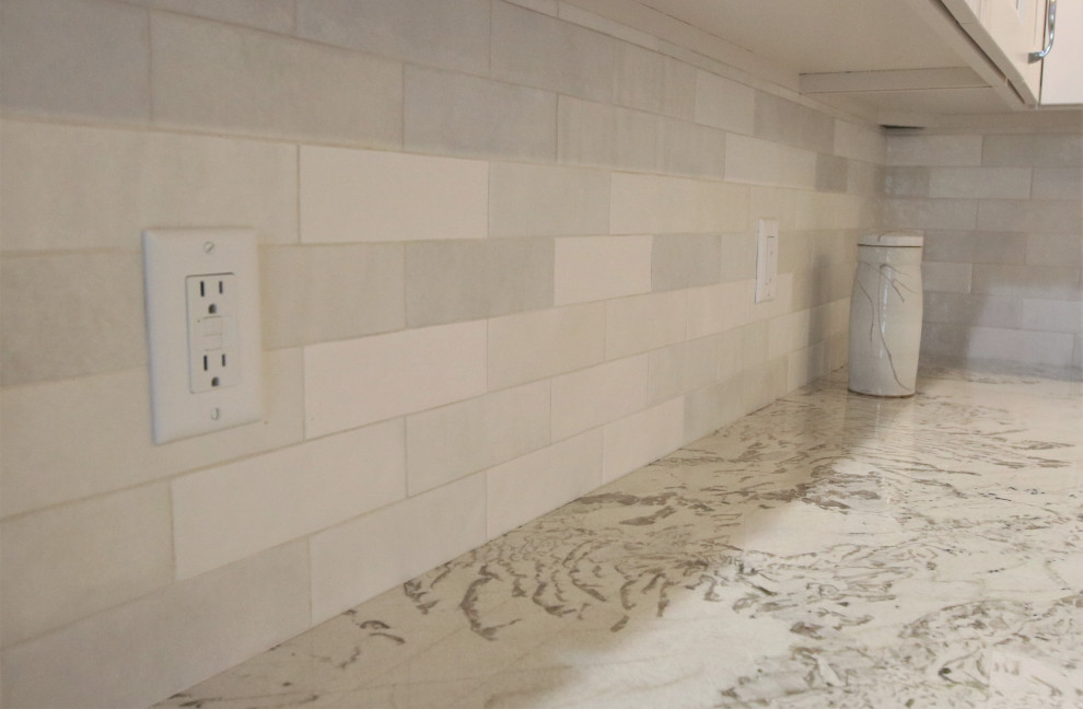 Eat-in kitchen - mid-sized eat-in kitchen idea with white backsplash and ceramic backsplash