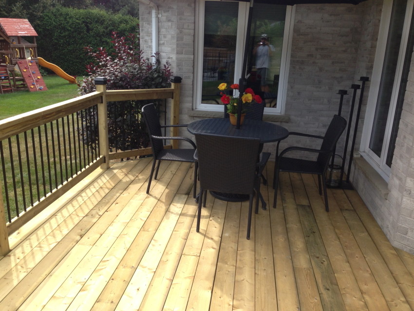 Inspiration for a rustic deck remodel in Toronto