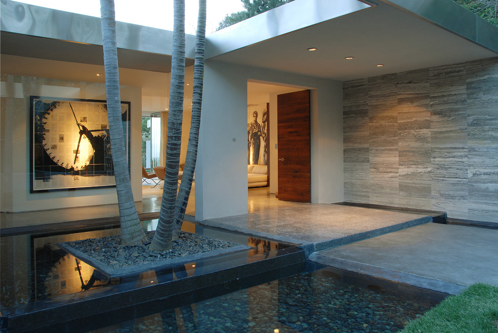 Modern verandah in Los Angeles with a water feature.