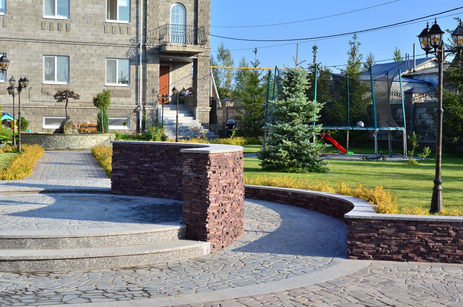 Крыльцо с разворотной площадкой и пандус