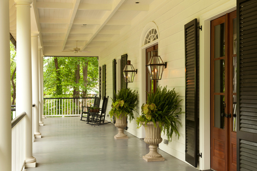 Photo of a traditional front yard verandah in Atlanta with a roof extension.