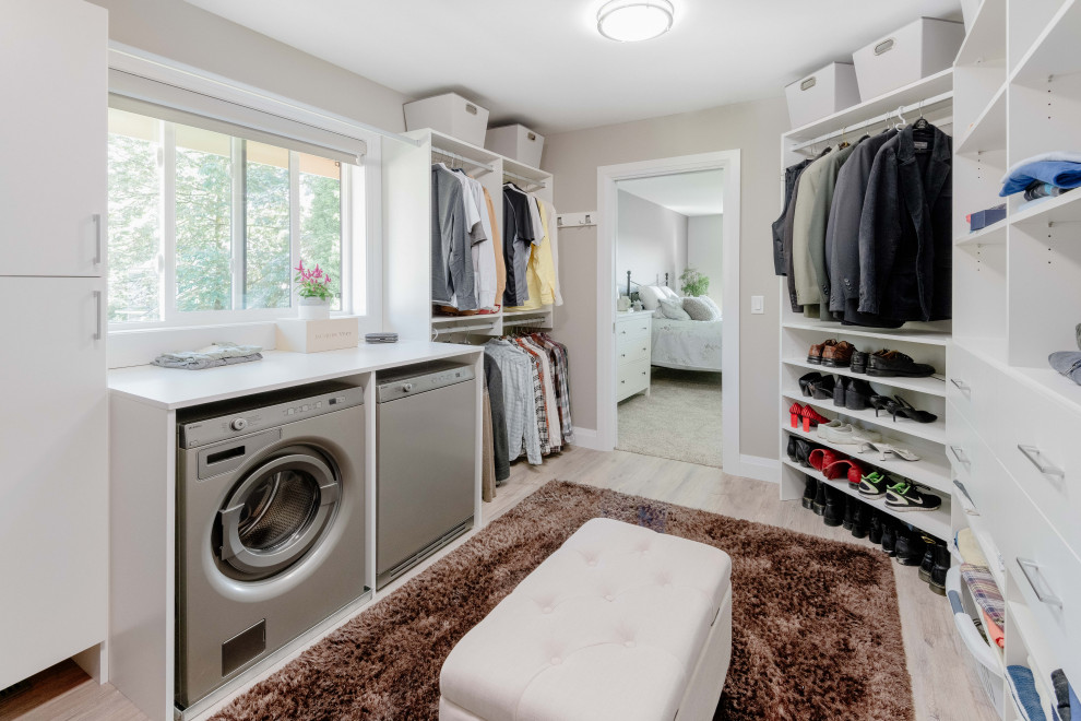 Design ideas for a transitional storage and wardrobe in Vancouver.