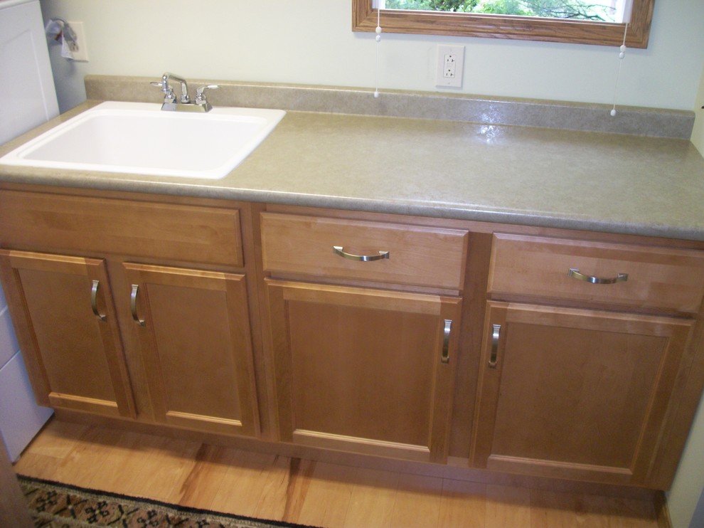 This is an example of a traditional laundry room in Cleveland.