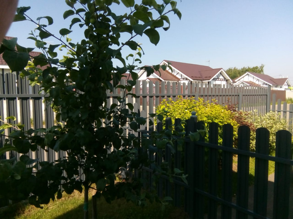 Установка забора из металлического штакетника.