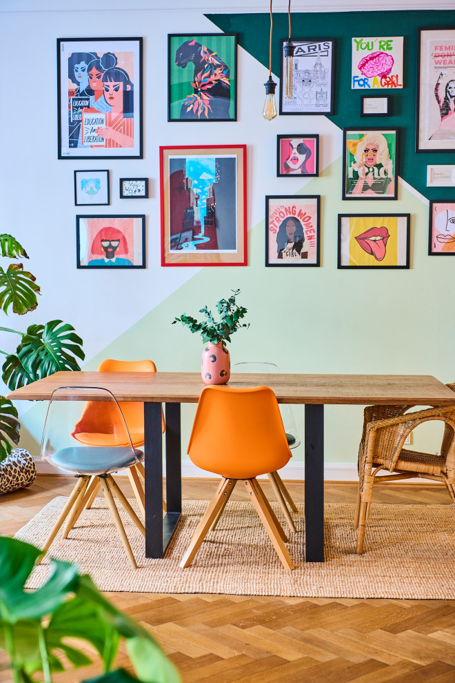 Idées déco pour une salle à manger éclectique avec un mur vert, un sol en bois brun et un sol marron.
