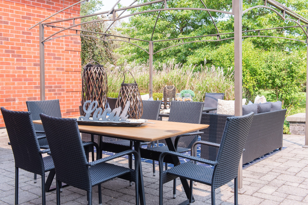 Example of a transitional home design design in Toronto