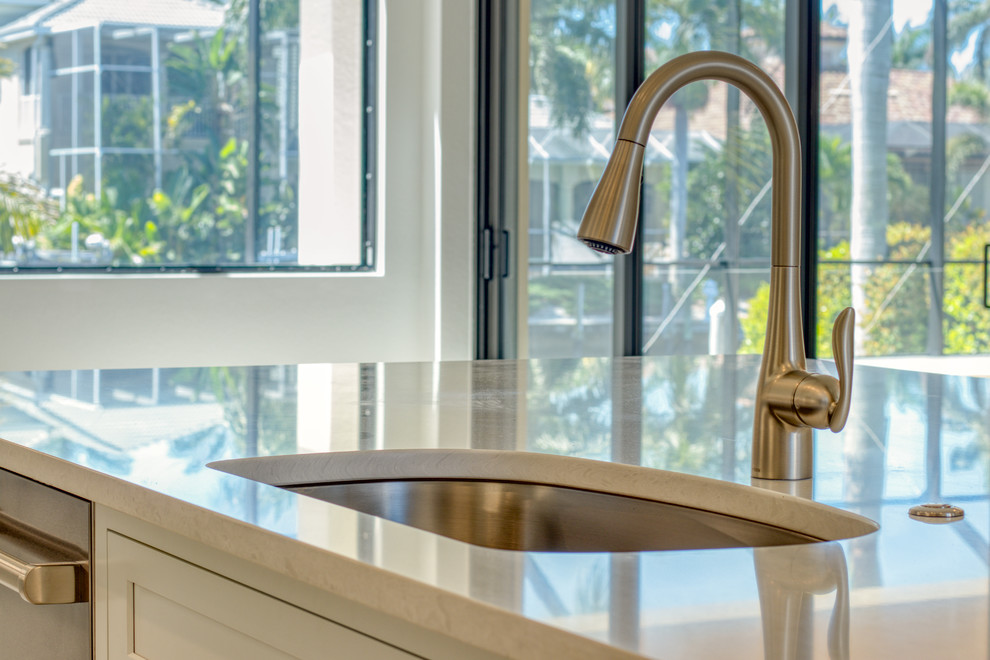 Example of a transitional home design design in Miami