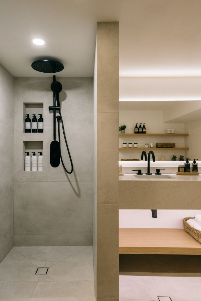 Exempel på ett stort nordiskt grå grått badrum med dusch, med öppna hyllor, grå skåp, en öppen dusch, en toalettstol med hel cisternkåpa, grå kakel, keramikplattor, vita väggar, klinkergolv i keramik, ett undermonterad handfat, bänkskiva i kvarts, grått golv och med dusch som är öppen