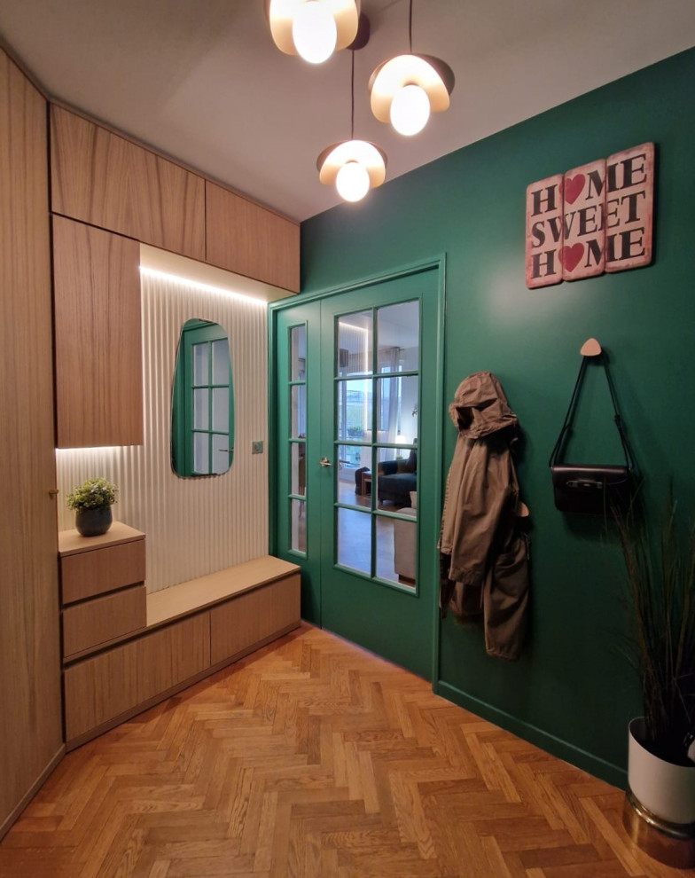 Kleines Modernes Foyer mit grüner Wandfarbe, hellem Holzboden, Doppeltür, grüner Haustür, beigem Boden und Holzwänden in Paris