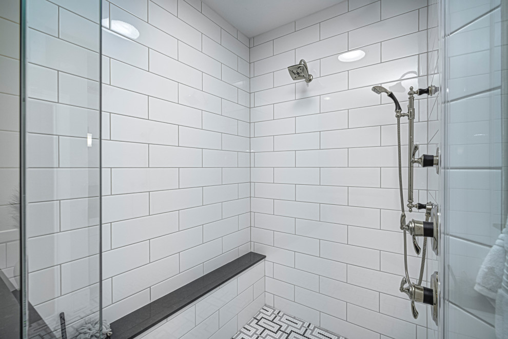Aménagement d'une salle de bain principale contemporaine de taille moyenne avec un espace douche bain, un carrelage blanc, un carrelage métro, un mur blanc, un sol en carrelage de porcelaine, un sol multicolore, une cabine de douche à porte battante et un banc de douche.